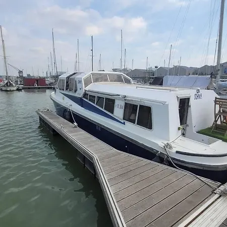 Botel location pénichette à quai - Bassin à Flot